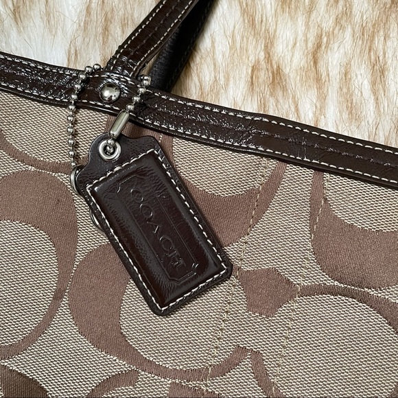 Signature Coach shoulder bag - Picture 5 of 9